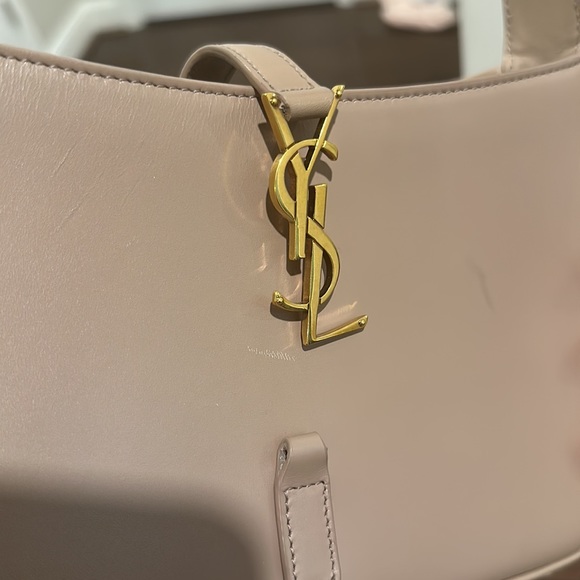 CASSANDRE HOBO BAG FEATURING A CASSANDRE HOOK CLOSURE. - Picture 6 of 6